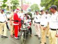 सांताक्लॉजद्वारे वाहतूक नियमांची जनजागृती - Marathi News | Awareness of traffic rules through Santa Claus | Latest thane News at Lokmat.com