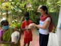 एका फ्रेंच तरुणी कोरोनाकाळात भारतात मदतीला थांबते तेव्हा...  - Marathi News | When a French girl helps in India during the Corona lockdown. | Latest oxygen News at Lokmat.com