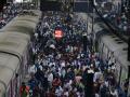 बेस्ट कर्मचाऱ्यांच्या संपामुळे लोकल, टॅक्सींना प्रचंड गर्दी - Marathi News | Local trains due to the strike of the best employees | Latest mumbai Photos at Lokmat.com