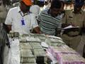 सिमेंटच्या ट्रकमध्ये आढळली 1.90 कोटींची रोकड, पोलिसांकडून रक्कम जप्त  - Marathi News | Police has recovered Rs 1.90 Crore in cash from a lorry carrying cement bags | Latest national News at Lokmat.com