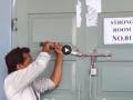 Video - बापरे! चावीच हरवली... कर्नाटकात हातोड्याने तोडावं लागलं EVM स्ट्रॉन्ग रूमचं कुलूप - Marathi News | strongroom lock issue karnataka davangere south bypoll vote counting delay | Latest national News at Lokmat.com