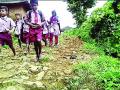 रस्त्याअभावी विद्यार्थ्यांची पायपीट - Marathi News | The students' walkway is due to lack of roads | Latest raigad News at Lokmat.com