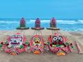 जगन्नाथ यात्रेला आजपासून सुरुवात; भाविकाने साकारलं उत्तम वाळूशिल्प - Marathi News | Sand art on the theme of Jagannath Rath Yatra created at Puri beach | Latest national Photos at Lokmat.com