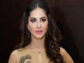 आई सनीकडे जाताच खुदूखुदू हसायला लागली चिमुकली निशा! - Marathi News | Sunny Leone Daughter Nisha smiled as soon as she came to her | Latest filmy News at Lokmat.com