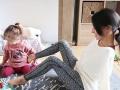 ही खरी 'सुपरवुमन'! दोन्ही हात नाहीत तरी पायानेच... बघा हा व्हिडिओ - Marathi News | real-superwoman-doing-all-household-things-with-legs-only-have-3year-old-daughter | Latest social-viral News at Lokmat.com