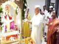 सुशीलकुमार शिंदे यांच्या निवासस्थानी गणरायाचं आगमन - Marathi News | Sushilkumar Shinde worshiped Ganesha on the occasion of Ganesh Chaturthi in Solapur | Latest solapur Videos at Lokmat.com