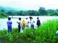 सावित्री नदीपात्रात तीन जण अडकले - Marathi News | Three people got stuck in the Savitri river basin | Latest navi-mumbai News at Lokmat.com