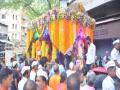 ...त्यांनी स्वामींची पालखी थांबवली अन् केला पुष्पहार अर्पण; पुण्यात भोंग्याचा तणाव घालवणारी कृति - Marathi News | the muslim brothers put flowers to shree swami samartha palkhi | Latest pune News at Lokmat.com