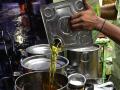 खाद्यतेलाच्या किमती आणखी कमी होणार; सध्या किमती ग्राहकांच्या आवाक्याबाहेर - Marathi News | Edible oil prices will fall further; Currently prices are beyond the reach of consumers | Latest national News at Lokmat.com