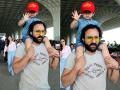 करिना कपूर, सैफ अली खान आणि तैमुरचे हे फोटो पाहिले का? - Marathi News | Kareena Kapoor Saif Ali Khan Taimur spotted on Mumbai Airport | Latest filmy Photos at Lokmat.com
