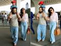 करिना कपूर, सैफ अली खान आणि तैमुरचे हे फोटो पाहिले का? - Marathi News | Kareena Kapoor Saif Ali Khan Taimur spotted on Mumbai Airport | Latest filmy Photos at Lokmat.com