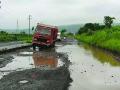 तळोजा एमआयडीसीतील रस्ते खड्ड्यात - Marathi News | The roads potholes of Taloja MIDC | Latest mumbai News at Lokmat.com