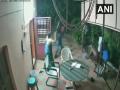 Video : आजी-आजोबांनी चोरट्यांना चोपलं; धाडस कॅमेऱ्यात कैद - Marathi News | Video brave elderly couple fights off armed robbers with chairs and slippers | Latest national News at Lokmat.com