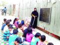 ‘त्या’ अनाथ मुलांसाठी रस्त्यावरच विद्यादान - Marathi News | Vidyaan is on the road for orphans | Latest thane News at Lokmat.com
