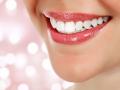 चमकदार आणि सुंदर दातांसाठी 'या' टिप्स ठरतील फायदेशीर! - Marathi News | Want to have a wonderful smile brush twice a day | Latest beauty Photos at Lokmat.com