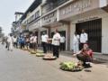 CoronaVirus Lockdown News: भाजी विकून ठाण्यातील ज्वेलर्सचं अनोखं आंदोलन - Marathi News | CoronaVirus Lockdown News thane jewelers agitates by selling vegetables | Latest thane News at Lokmat.com