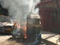 ठाण्यात रिक्षा जळून खाक - Marathi News | auto rickshaw catches fire in thane | Latest thane Videos at Lokmat.com
