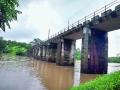 वांगणी-काराव-पाषाणे पूल धोकादायक - Marathi News | Vangani-Karava-rocks pool is dangerous | Latest thane News at Lokmat.com