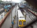 ठाण्यात पावसाचे धुमशान, रेल्वे रुळावर साचले पाणी - Marathi News | Thane monsoon rains, rain water on railway tracks | Latest thane Videos at Lokmat.com