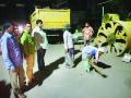 उड्डाणपुलावरील रस्त्याची झाली चक्क एका रात्रीत दुरुस्ती - Marathi News | The road on the flyover turned out to be a night long repair | Latest thane News at Lokmat.com