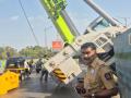 ठाण्यात पूर्व द्रुतगती महामार्गावरील कोपरी पुलावर क्रेन उलटली, तासभर वाहतुकीचा खोळंबा - Marathi News | Crane overturns on Kopri bridge on Eastern Expressway in Thane, traffic disrupted for an hour | Latest thane News at Lokmat.com