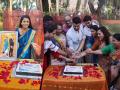 TRPच्या शर्यतीत बाजी मारलेल्या 'ठरलं तर मग'ने पार केला १०० भागांचा टप्पा, टीमनं केलं जंगी सेलिब्रेशन - Marathi News | Actress jui gadkari serial tharla tar mag completed 100 episode | Latest filmy News at Lokmat.com