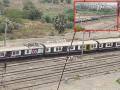 ठाकुर्लीत लोकलच्या पेंटाग्राफ समस्येमुळे मध्य रेल्वे विस्कळीत - Marathi News | central Railway disrupted due to pantograph problem badlapur bound local got caught in the overhead wire | Latest kalyan-dombivli News at Lokmat.com