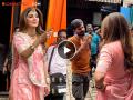 शिल्पा शेट्टीसमोरच फोटोग्राफर तंबाखू खात होता, अभिनेत्रीची नजर गेली अन् पुढे.... - Marathi News | The photographer was smoking tobacco right in front of Shilpa Shetty video viral | Latest filmy News at Lokmat.com