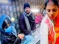 Video - पत्नी करत होती दागिन्यांची खरेदी, पतीने पटकन तोंडात घातल्या ४ सोन्याच्या नथ - Marathi News | kanpur unique theft incident in jewelery shop cctv goes viral | Latest crime News at Lokmat.com
