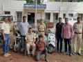 चोरट्याकडून 4 दुचाकी जप्त, पोलिसी खाक्या दाखवताच तोंड उघडले - Marathi News | Four bikes were seized from the thieves, and the mouth opened in front of the police in satara | Latest satara News at Lokmat.com