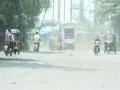 धूळधाणीमुळे कोंडतोय श्वास, अपघाताची वाढतेय भीती - Marathi News | Damping due to dampness, fear of increasing accidents | Latest thane News at Lokmat.com