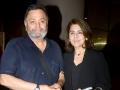  11 महिने 11 दिवस...! कॅन्सरला नमवत ऋषी कपूर यांची घरवापसी - Marathi News | rishi kapoor neetu kapoor at mumbai airport returned from newyork after almost 1 year | Latest filmy News at Lokmat.com