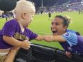 'हा' भावनिक फोटो तुम्हाला शिकवेल जगण्याचा खरा अर्थ! - Marathi News | Photo of a soccer player sharing her similarity with one-year-old fan goes viral | Latest football Photos at Lokmat.com