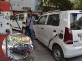 वाहनात सीएनजी भरताना कारच्या बाहेर का उतरतात? जाणून घ्या कारण - Marathi News | Why get out of the car while filling CNG in the vehicle Find out why | Latest business Photos at Lokmat.com