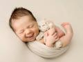 व्वा, क्या बात! तिनं लहान बाळांना लावले मोठ्यांचे दात - Marathi News | photographer adds adult teeth to newborn portraits | Latest jarahatke Photos at Lokmat.com