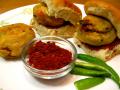 World Vadapav Day : मुंबईतील 'या' प्रसिद्ध वडापावची चव नक्की चाखा - Marathi News | World Vadapav Day Mumbai Vada Pav Stalls You Should Put On Your Bucket List | Latest mumbai Photos at Lokmat.com