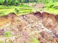 मातीचे ढिगारे कोसळून शेतीचे मोठ्या प्रमाणावर नुकसान - Marathi News | Massive damage to agriculture due to landslides | Latest sindhudurga News at Lokmat.com