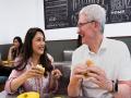टिम कुक, 'अॅपल' आणि मुंबईचा वडापाव ! - Marathi News | Tim Cook, 'Apple' and Mumbai's Vada Pav! | Latest editorial News at Lokmat.com