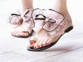 टो रिंग सॅण्डल्स - Marathi News | fashion of toe ring sandals is trending in summer | Latest oxygen News at Lokmat.com
