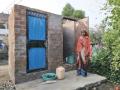 आदिवासी महिलेने दागिने गहाण ठेवून बांधलं शौचालय - Marathi News | Trible woman built toilet by mortgages ornaments in madhya pradesh | Latest national News at Lokmat.com