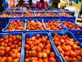Tomato Price : नारायणगावला टोमॅटोचे भाव कोसळले; ९ हजार क्रेटची आवक - Marathi News | Narayangaon tomato prices collapsed; Inflow of 9 thousand crates pune latest news | Latest pune News at Lokmat.com