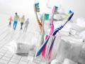 घरातील सर्वांचे टूथब्रश एकत्र का ठेवू नये? जाणून घ्या कारण - Marathi News | Do not keep all the toothbrushes together, Know the reason | Latest health News at Lokmat.com