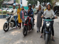 Tork Motors Electric Bike: 120 किमी रेंज अन् जबरदस्त लूक्स; पुण्यात तयार झालेल्या स्वदेशी इलेक्ट्रिक बाईकची डिलिव्हरी सुरू - Marathi News | Tork Motors Electric Bike: Tork Motors starts delivery of electric motorcycles Kratos and Kratos R | Latest auto Photos at Lokmat.com