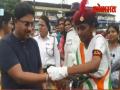 वाहतुकीचे नियम पाळण्यासाठी विद्यार्थ्यांनी बांधल्या राख्या  - Marathi News | Students has tied Rakhis to remember traffic rules who are driving two and four wheeler | Latest crime News at Lokmat.com