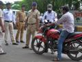 पुण्यात हेल्मेट सक्ती नकाे ; मुख्यमंत्र्यांची पाेलीस आयुक्तांना सूचना - Marathi News | do not make helmet compulsory in city area ; phone to pune CP by CM | Latest pune News at Lokmat.com