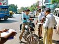 Traffic Rules: ट्रॅफिक पोलिसाला गाडीची चावी काढण्याचा अधिकार आहे? जाणून घ्या ट्रॅफिक संदर्भातील नियम... - Marathi News | Traffic Rules: Does the traffic police have the right to take the vehicle keys? Know the traffic rules | Latest auto News at Lokmat.com