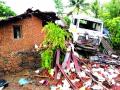 दिघी पोर्टजवळ कॉइलचा ट्रेलर घुसला घरात - Marathi News | Coil trailer knocked down at Dighi Port | Latest raigad News at Lokmat.com