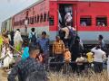 पुणे रेल्वेला प्रवासी वाढले, सुविधांअभावी होतेय घुसमट - Marathi News | Passengers on Pune Railway have increased, there is congestion due to lack of facilities | Latest latur News at Lokmat.com