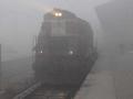 थंडीचा कडाका वाढला, धुक्यामुळे रेल्वेचा वेग मंदावला - Marathi News | The cold got worse, the train slowed down due to the fog | Latest hingoli News at Lokmat.com