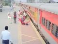 धावत्या ट्रेनमधून उतरताना महिला पडली, रेल्वेखाली जाणार तेवढ्यात; पाहा थरारक VIDEO - Marathi News | woman fell while getting off the running train, she was about to go under the train but saved by RPF | Latest national News at Lokmat.com